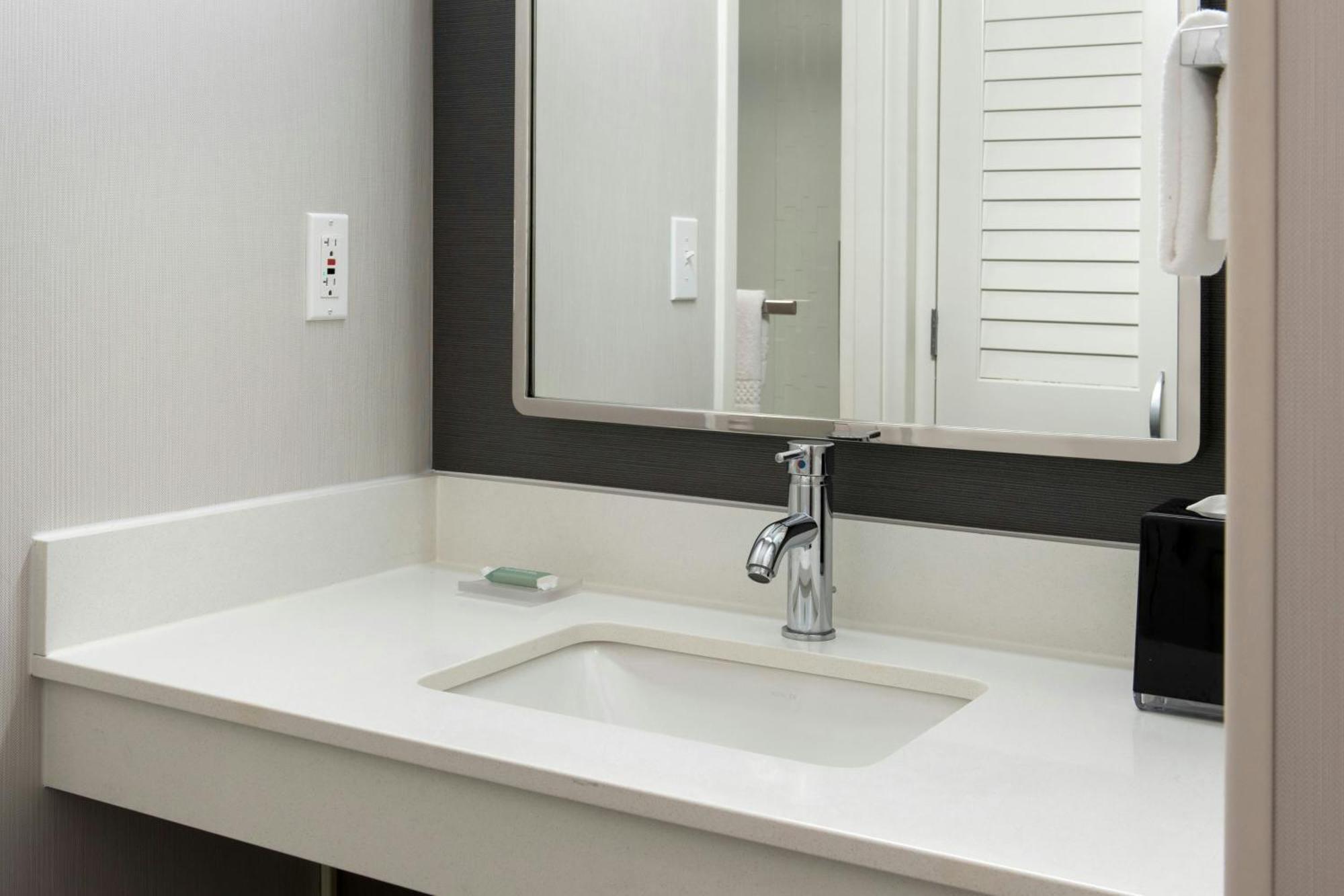Courtyard By Marriott Silver Spring North/White Oak Экстерьер фото